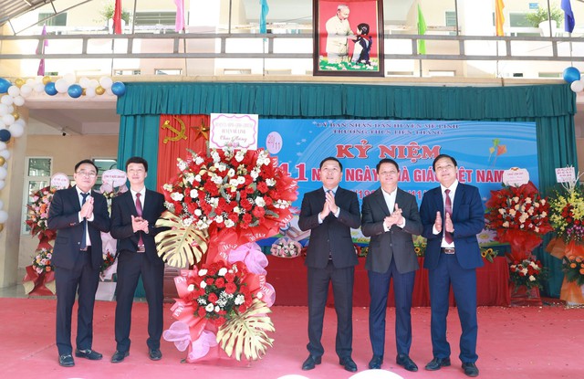 Đồng chí Bí thư Huyện ủy chúc mừng Trường THCS Tiến Thắng nhân kỷ niệm 41 năm ngày Nhà giáo Việt Nam- Ảnh 1. Đồng chí Bí thư Huyện ủy chúc mừng Trường THCS Tiến Thắng nhân kỷ niệm 41 năm ngày Nhà giáo Việt Nam- Ảnh 1.