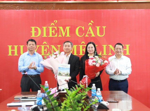 UBND Huyện công bố và trao Quyết định điều động, bổ nhiệm lãnh đạo Phòng Kinh tế và Phòng Lao động - Thương binh và Xã hội- Ảnh 1. UBND Huyện công bố và trao Quyết định điều động, bổ nhiệm lãnh đạo Phòng Kinh tế và Phòng Lao động - Thương binh và Xã hội- Ảnh 1.