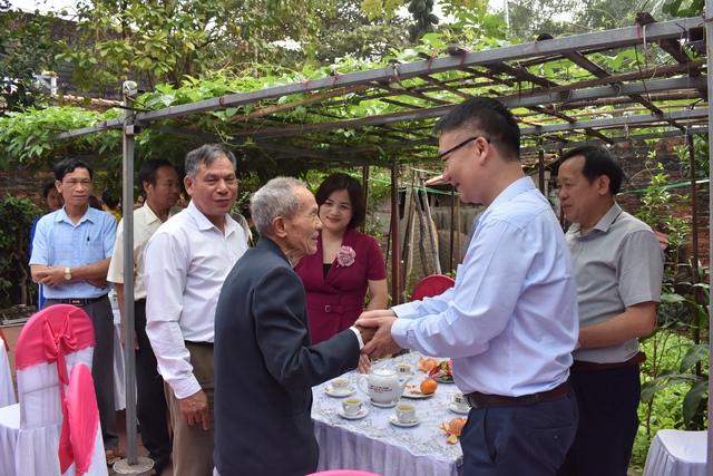 Phó Bí thư Thường trực Huyện uỷ Nguyễn Anh Tuấn trao Huy hiệu 70 năm tuổi Đảng tặng đảng viên Trần Văn Thất - Ảnh 2.