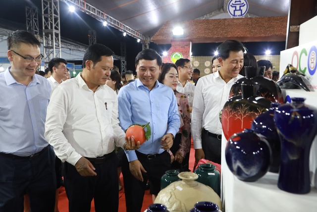 Khai mạc sự kiện giới thiệu sản phẩm OCOP gắn với văn hóa các tỉnh, thành phố Nam Bộ tại huyện Mê Linh - Ảnh 4. Khai mạc sự kiện giới thiệu sản phẩm OCOP gắn với văn hóa các tỉnh, thành phố Nam Bộ tại huyện Mê Linh - Ảnh 4.