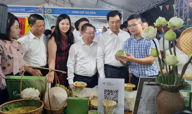 Khai mạc sự kiện giới thiệu sản phẩm OCOP gắn với văn hóa các tỉnh, thành phố Nam Bộ tại huyện Mê Linh - Ảnh 5. Khai mạc sự kiện giới thiệu sản phẩm OCOP gắn với văn hóa các tỉnh, thành phố Nam Bộ tại huyện Mê Linh - Ảnh 5.