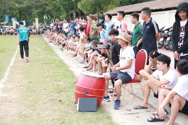 Đội bóng xã Thanh Lâm gặp đội thị trấn Chi Đông ở Chung kết giải Bóng đá tranh cúp Hai Bà Trưng huyện Mê Linh năm 2023 - Ảnh 4. Đội bóng xã Thanh Lâm gặp đội thị trấn Chi Đông ở Chung kết giải Bóng đá tranh cúp Hai Bà Trưng huyện Mê Linh năm 2023 - Ảnh 4.