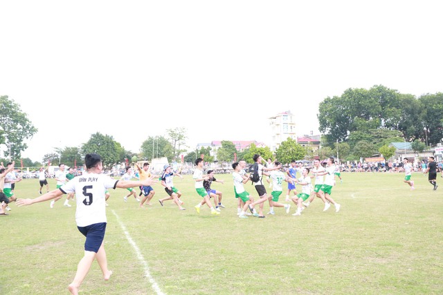 Đội bóng xã Thanh Lâm gặp đội thị trấn Chi Đông ở Chung kết giải Bóng đá tranh cúp Hai Bà Trưng huyện Mê Linh năm 2023 - Ảnh 3. Đội bóng xã Thanh Lâm gặp đội thị trấn Chi Đông ở Chung kết giải Bóng đá tranh cúp Hai Bà Trưng huyện Mê Linh năm 2023 - Ảnh 3.