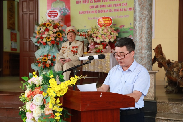 Phó Bí thư Thường trực Huyện ủy Nguyễn Anh Tuấn trao Huy hiệu 75 năm tuổi Đảng tặng đồng chí Phạm Chá - Ảnh 2. Phó Bí thư Thường trực Huyện ủy Nguyễn Anh Tuấn trao Huy hiệu 75 năm tuổi Đảng tặng đồng chí Phạm Chá - Ảnh 2.