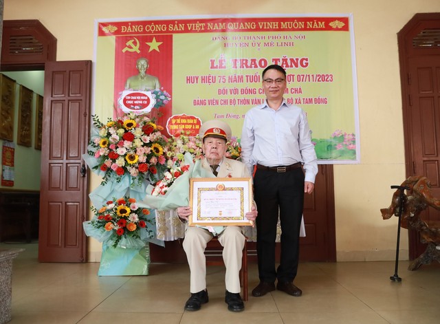 Phó Bí thư Thường trực Huyện ủy Nguyễn Anh Tuấn trao Huy hiệu 75 năm tuổi Đảng tặng đồng chí Phạm Chá - Ảnh 1. Phó Bí thư Thường trực Huyện ủy Nguyễn Anh Tuấn trao Huy hiệu 75 năm tuổi Đảng tặng đồng chí Phạm Chá - Ảnh 1.