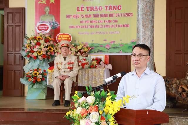 Phó Bí thư Thường trực Huyện ủy Nguyễn Anh Tuấn trao Huy hiệu 75 năm tuổi Đảng tặng đồng chí Phạm Chá - Ảnh 3. Phó Bí thư Thường trực Huyện ủy Nguyễn Anh Tuấn trao Huy hiệu 75 năm tuổi Đảng tặng đồng chí Phạm Chá - Ảnh 3.