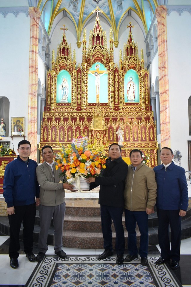 Lãnh đạo huyện Mê Linh thăm, chúc mừng các nhà thờ giáo xứ, giáo họ, giáo dân nhân dịp Lễ Giáng sinh năm 2023- Ảnh 1. Lãnh đạo huyện Mê Linh thăm, chúc mừng các nhà thờ giáo xứ, giáo họ, giáo dân nhân dịp Lễ Giáng sinh năm 2023- Ảnh 1.