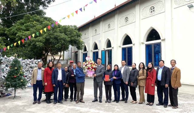 Lãnh đạo huyện Mê Linh thăm, chúc mừng các nhà thờ giáo xứ, giáo họ, giáo dân nhân dịp Lễ Giáng sinh năm 2023- Ảnh 5. Lãnh đạo huyện Mê Linh thăm, chúc mừng các nhà thờ giáo xứ, giáo họ, giáo dân nhân dịp Lễ Giáng sinh năm 2023- Ảnh 5.