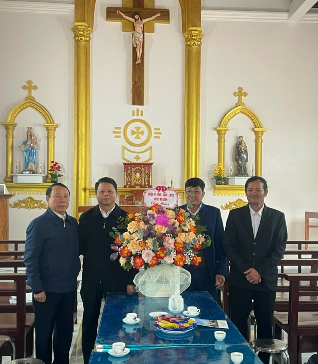 Lãnh đạo huyện Mê Linh thăm, chúc mừng các nhà thờ giáo xứ, giáo họ, giáo dân nhân dịp Lễ Giáng sinh năm 2023- Ảnh 6. Lãnh đạo huyện Mê Linh thăm, chúc mừng các nhà thờ giáo xứ, giáo họ, giáo dân nhân dịp Lễ Giáng sinh năm 2023- Ảnh 6.