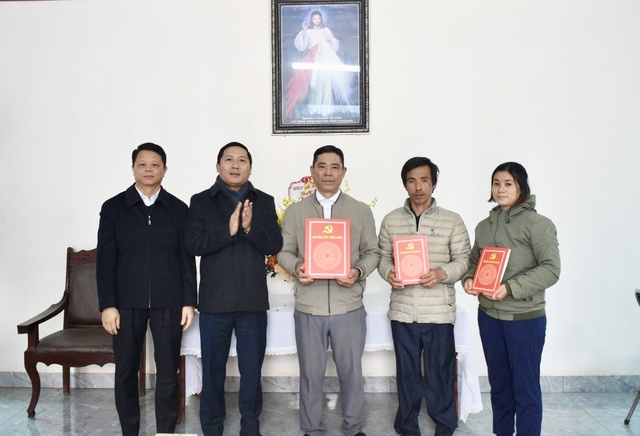 Lãnh đạo huyện Mê Linh thăm, chúc mừng các nhà thờ giáo xứ, giáo họ, giáo dân nhân dịp Lễ Giáng sinh năm 2023- Ảnh 2. Lãnh đạo huyện Mê Linh thăm, chúc mừng các nhà thờ giáo xứ, giáo họ, giáo dân nhân dịp Lễ Giáng sinh năm 2023- Ảnh 2.