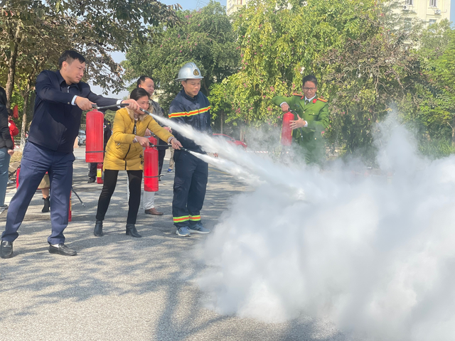 Mê Linh tập huấn công tác phòng cháy, chữa cháy cho cán bộ, công chức, viên chức, người lao động- Ảnh 1. Mê Linh tập huấn công tác phòng cháy, chữa cháy cho cán bộ, công chức, viên chức, người lao động- Ảnh 1.
