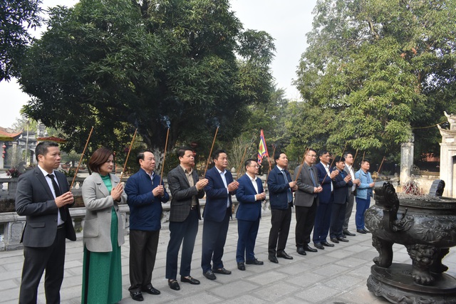 Lãnh đạo huyện Mê Linh dâng hương tưởng niệm Chủ tịch Hồ Chí Minh tại Đồi 79 Mùa Xuân và Đền Hai Bà Trưng nhân dịp đón năm mới 2024- Ảnh 2.