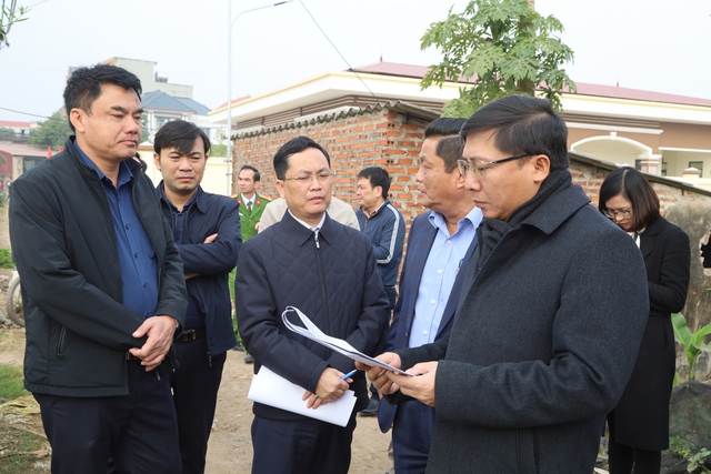 Đồng chí Bí thư Huyện ủy Nguyễn Thanh Liêm kiểm tra thực địa tuyến đường Vành đai 4 - Ảnh 2.