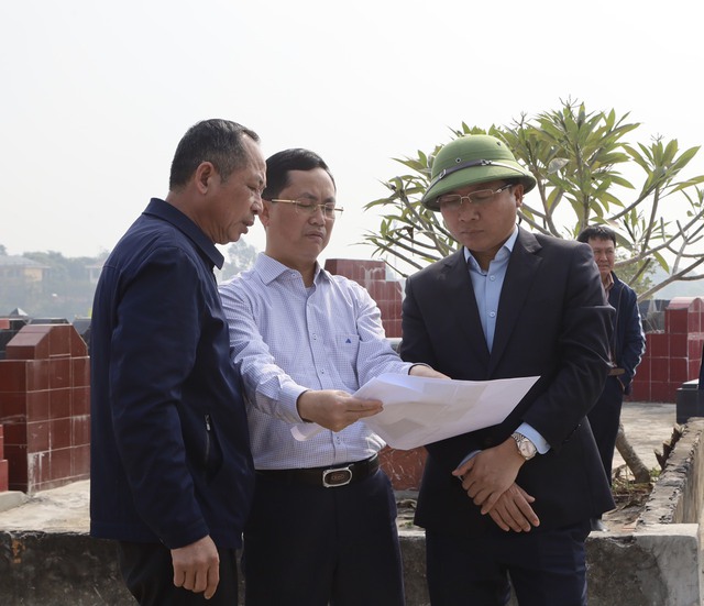 Đồng chí Bí thư Huyện ủy Nguyễn Thanh Liêm kiểm tra thực địa tuyến đường Vành đai 4 - Ảnh 4.