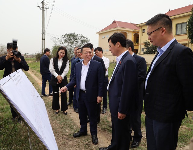 HĐND thành phố Hà Nội khảo sát hình hình, tiến độ triển khai Dự án đường Vành đai 4 tại huyện Mê Linh - Ảnh 1.