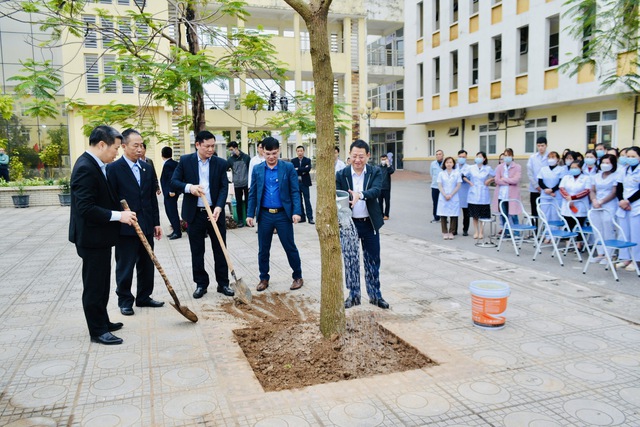 Chủ tịch UBND Huyện Hoàng Anh Tuấn dự Lễ phát động Tết trồng cây đầu Xuân tại Bệnh viện Đa khoa huyện Mê Linh - Ảnh 2.