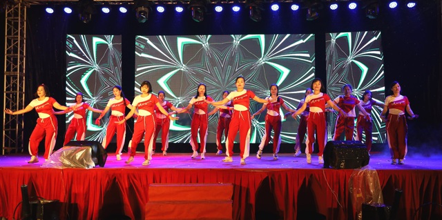 Đồng chí Chủ tịch UBND Huyện Hoàng Anh Tuấn dự Đêm văn nghệ Lễ hội truyền thống thôn Phù Trì, xã Kim Hoa
- Ảnh 6. Đồng chí Chủ tịch UBND Huyện Hoàng Anh Tuấn dự Đêm văn nghệ Lễ hội truyền thống thôn Phù Trì, xã Kim Hoa
- Ảnh 6.