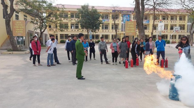Công an huyện Mê Linh thực tập phương án chữa cháy và cứu nạn cứu hộ - Ảnh 1.