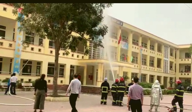 Công an huyện Mê Linh thực tập phương án chữa cháy và cứu nạn cứu hộ - Ảnh 2.