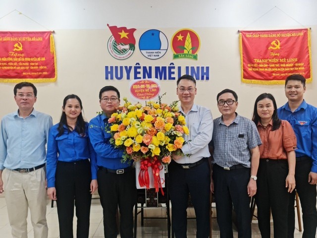 Các đồng chí lãnh đạo Huyện tặng hoa, chúc mừng Huyện Đoàn Mê Linh nhân Kỷ niệm 92 năm Ngày thành lập Đoàn TNCS Hồ Chí Minh (26/3/1931 – 26/3/2023) - Ảnh 1.