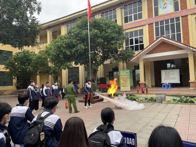 Công an huyện Mê Linh tuyên truyền kỹ năng phòng cháy, chữa cháy cho học sinh Trường THPT Tự Lập - Ảnh 2.