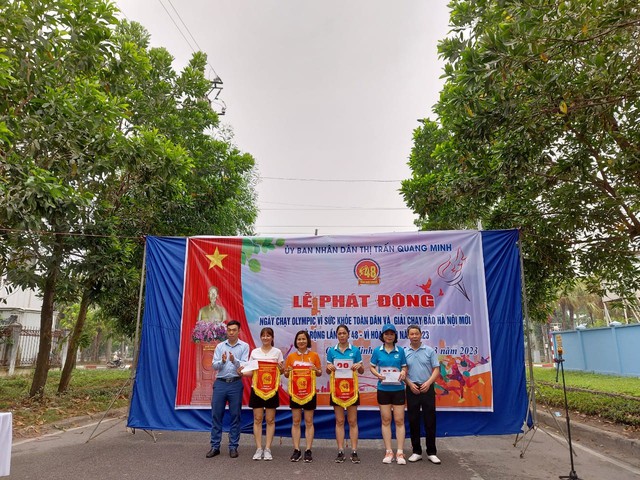 THỊ TRẤN QUANG MINH TỔ CHỨC LỄ PHÁT ĐỘNG NGÀY CHẠY OLYMPIC VÌ SỨC KHỎE TOÀN DÂN VÀ GIẢI CHẠY BÁO HÀ NỘI MỚI MỞ RỘNG LẦN THỨ 48 NĂM 2023 - Ảnh 10. THỊ TRẤN QUANG MINH TỔ CHỨC LỄ PHÁT ĐỘNG NGÀY CHẠY OLYMPIC VÌ SỨC KHỎE TOÀN DÂN VÀ GIẢI CHẠY BÁO HÀ NỘI MỚI MỞ RỘNG LẦN THỨ 48 NĂM 2023 - Ảnh 10.