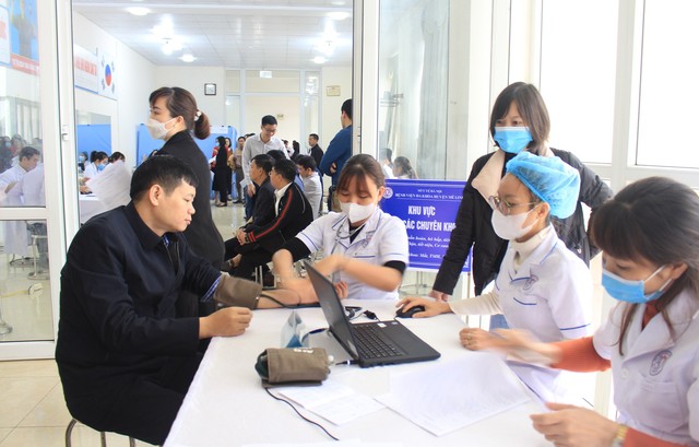 Huyện Mê Linh tổ chức khám sức khỏe định kỳ cho lãnh đạo, cán bộ, công chức, viên chức cấp huyện năm 2023 - Ảnh 1.