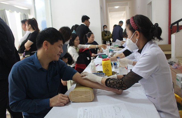 Huyện Mê Linh tổ chức khám sức khỏe định kỳ cho lãnh đạo, cán bộ, công chức, viên chức cấp huyện năm 2023 - Ảnh 2.