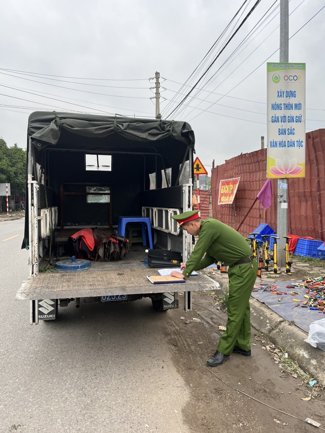 Thanh Lâm: Ra quân giải tỏa chợ cóc chợ tạm, vỉa hè, hàng lang an toàn giao thông trên địa bàn xã - Ảnh 2. Thanh Lâm: Ra quân giải tỏa chợ cóc chợ tạm, vỉa hè, hàng lang an toàn giao thông trên địa bàn xã - Ảnh 2.