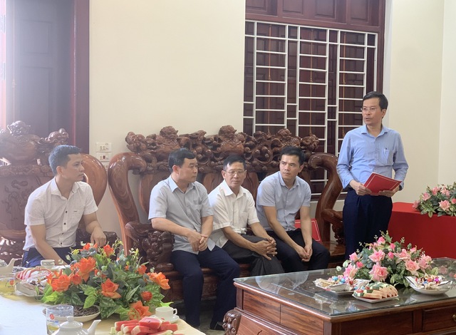 Phó Bí thư Thường trực Huyện ủy Nguyễn Anh Tuấn trao tặng Huy hiệu 75 năm tuổi Đảng cho đồng chí Lưu Thị Kết - Ảnh 2.