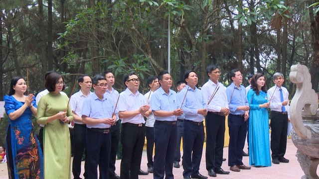 Lãnh đạo huyện Mê Linh dâng hương tưởng niệm Chủ tịch Hồ Chí Minh nhân kỷ niệm 133 năm Ngày sinh của Người - Ảnh 1.