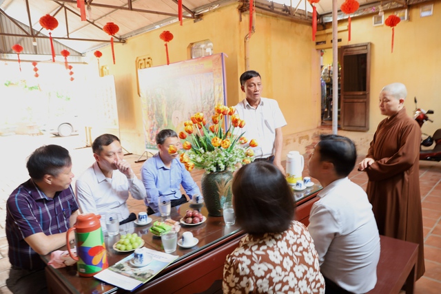 Lãnh đạo huyện Mê Linh thăm chúc mừng Đại lễ Phật đản - Ảnh 1.