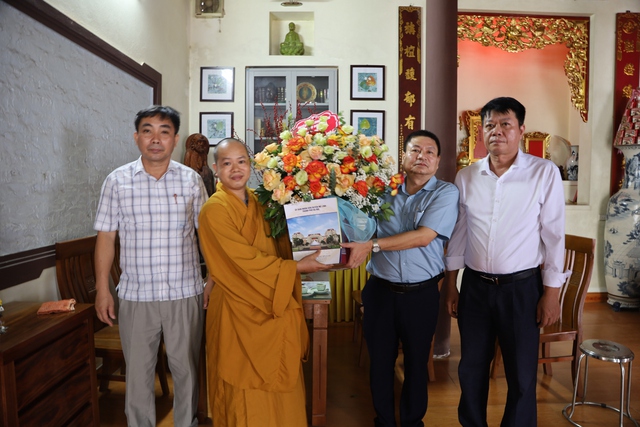 Lãnh đạo huyện Mê Linh thăm chúc mừng Đại lễ Phật đản - Ảnh 2.