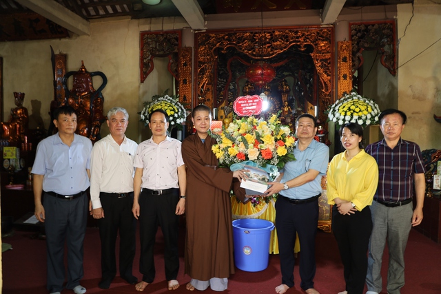 Lãnh đạo huyện Mê Linh thăm chúc mừng Đại lễ Phật đản - Ảnh 3.