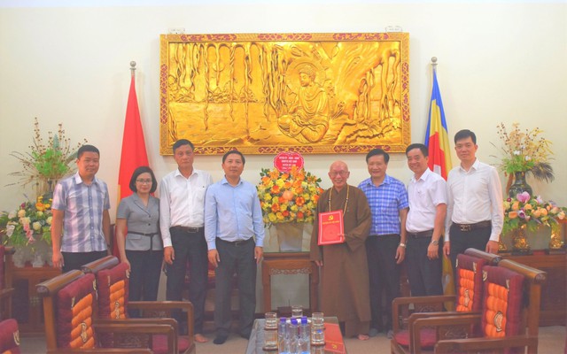 Đồng chí Bí thư Huyện ủy Mê Linh chúc mừng chùa Trung Hậu nhân Lễ Phật đản năm 2023 - Ảnh 2.