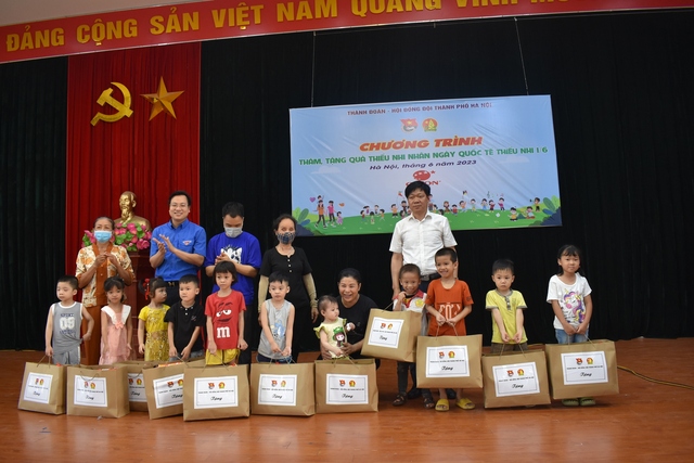 Thành Đoàn Hà Nội thăm tặng quà Nhân dịp Tết Thiếu nhi 1/6 cho thiếu nhi có hoàn cảnh khó khăn - Ảnh 3.