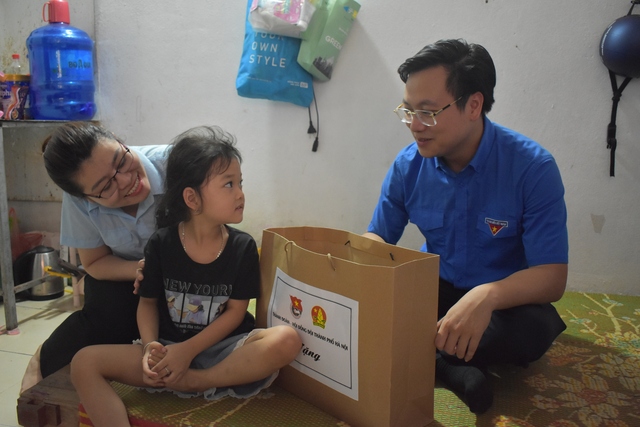 Thành Đoàn Hà Nội thăm tặng quà Nhân dịp Tết Thiếu nhi 1/6 cho thiếu nhi có hoàn cảnh khó khăn - Ảnh 4.