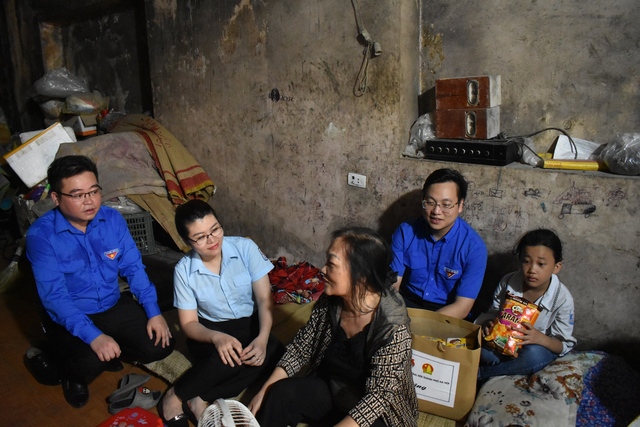 Thành Đoàn Hà Nội thăm tặng quà Nhân dịp Tết Thiếu nhi 1/6 cho thiếu nhi có hoàn cảnh khó khăn - Ảnh 5.