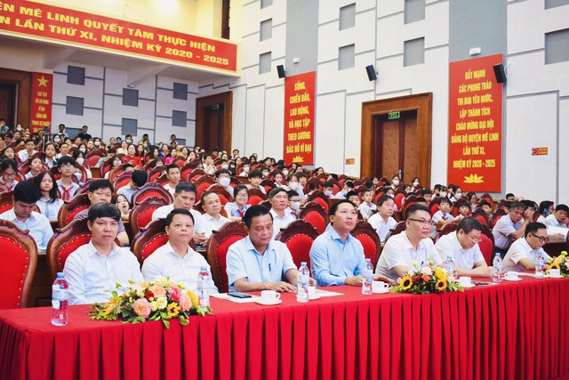 Huyện Mê Linh tuyên dương 120 học sinh giỏi tiêu biểu năm học 2022- 2023 - Ảnh 1.