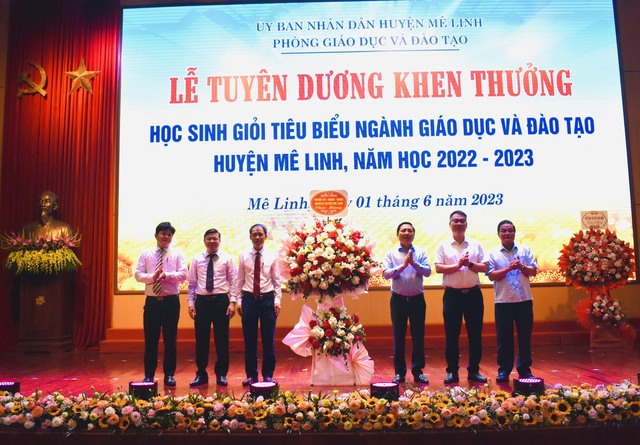 Huyện Mê Linh tuyên dương 120 học sinh giỏi tiêu biểu năm học 2022- 2023 - Ảnh 2.