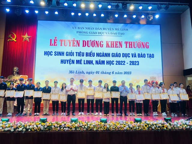 Huyện Mê Linh tuyên dương 120 học sinh giỏi tiêu biểu năm học 2022- 2023 - Ảnh 4.