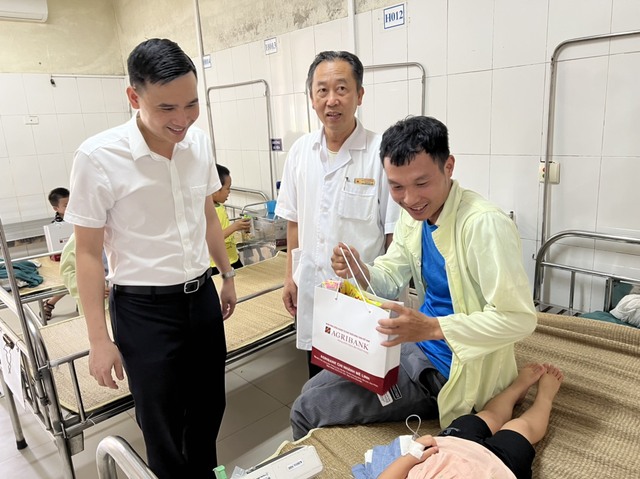 Agribank chi nhánh Mê Linh tặng quà cho bệnh nhi nhân dịp quốc tế Thiếu nhi 01/6 - Ảnh 2.