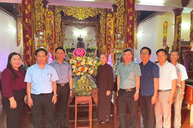 Phó Chủ tịch UBND huyện Mê Linh Lê Văn Khương chúc mừng Đại lễ Phật đản - Ảnh 1.