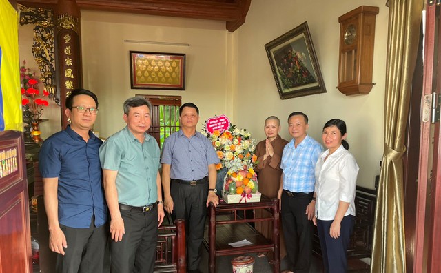 Phó Chủ tịch UBND huyện Mê Linh Lê Văn Khương chúc mừng Đại lễ Phật đản - Ảnh 2.