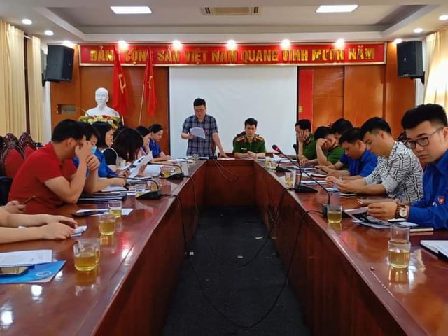 Tuổi trẻ Mê Linh hỗ trợ người dân kích hoạt mã định danh điện tử VneID - Ảnh 1. Tuổi trẻ Mê Linh hỗ trợ người dân kích hoạt mã định danh điện tử VneID - Ảnh 1.