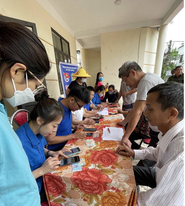 Tuổi trẻ Mê Linh hỗ trợ người dân kích hoạt mã định danh điện tử VneID - Ảnh 2. Tuổi trẻ Mê Linh hỗ trợ người dân kích hoạt mã định danh điện tử VneID - Ảnh 2.