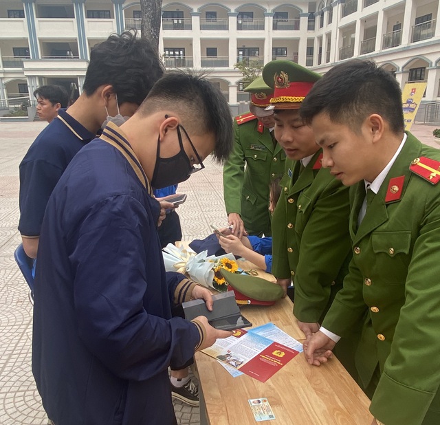 Tuổi trẻ Mê Linh hỗ trợ người dân kích hoạt mã định danh điện tử VneID - Ảnh 3. Tuổi trẻ Mê Linh hỗ trợ người dân kích hoạt mã định danh điện tử VneID - Ảnh 3.