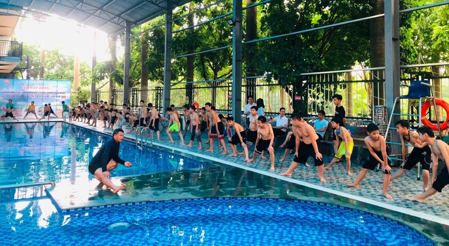 Mê Linh: Khai mạc lớp dạy bơi miễn phí cho trẻ em năm 2023 - Ảnh 2. Mê Linh: Khai mạc lớp dạy bơi miễn phí cho trẻ em năm 2023 - Ảnh 2.