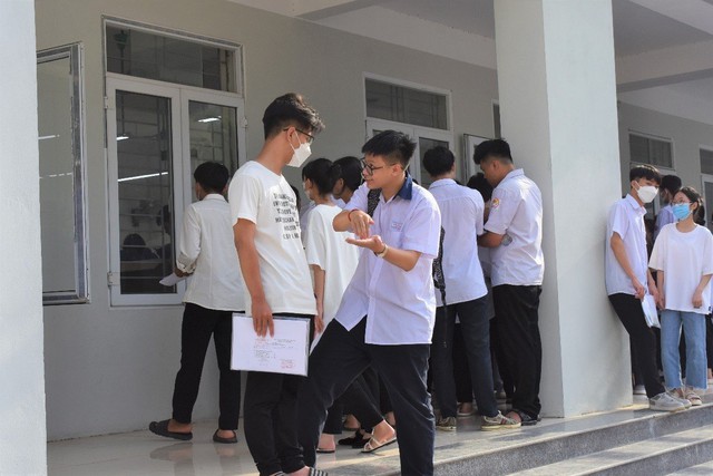 Kỳ thi tốt nghiệp THPT năm 2023: Thí sinh Mê Linh tự tin sau ngày thi đầu tiên - Ảnh 1. Kỳ thi tốt nghiệp THPT năm 2023: Thí sinh Mê Linh tự tin sau ngày thi đầu tiên - Ảnh 1.