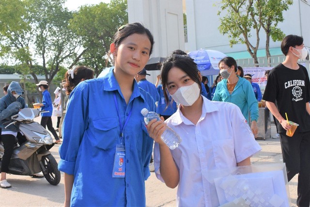 Kỳ thi tốt nghiệp THPT năm 2023: Thí sinh Mê Linh tự tin sau ngày thi đầu tiên - Ảnh 2. Kỳ thi tốt nghiệp THPT năm 2023: Thí sinh Mê Linh tự tin sau ngày thi đầu tiên - Ảnh 2.